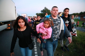 Migranti pochodují Dánskem do Švédska.