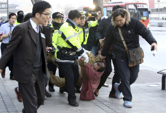Policie táhne na stanici Kim Ki-čonga po útoku na velvyslance Lipperta. Policie táhne na stanici Kim Ki-čonga po útoku na velvyslance Lipperta.