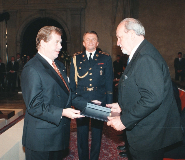 Profesor Palouš přebírá od Václava Havla Řád TGM (1997).