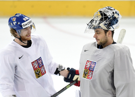 Ondřej Pavelec (vpravo) a Jakub Voráček.