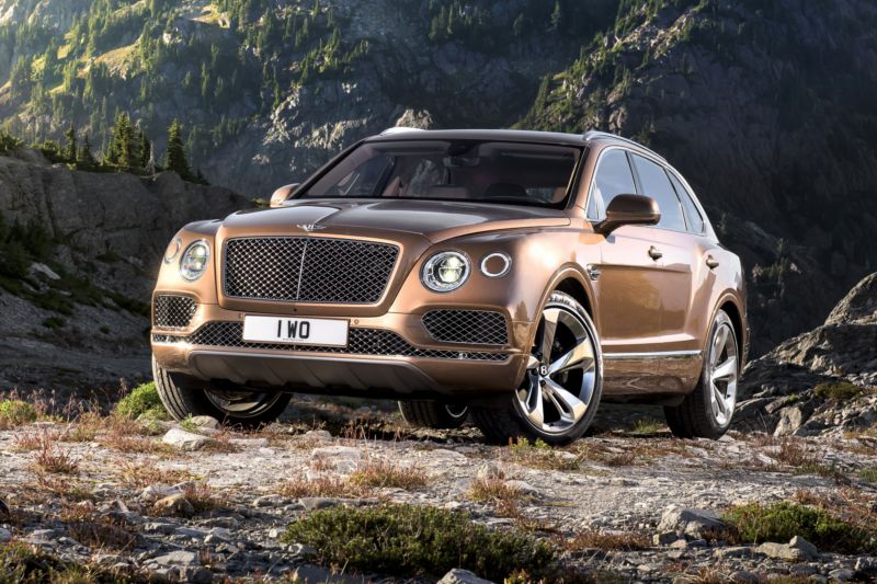 Hrdý postoj jedné z hvězd frankfurtského autosalonu - Bentley Bentayga.