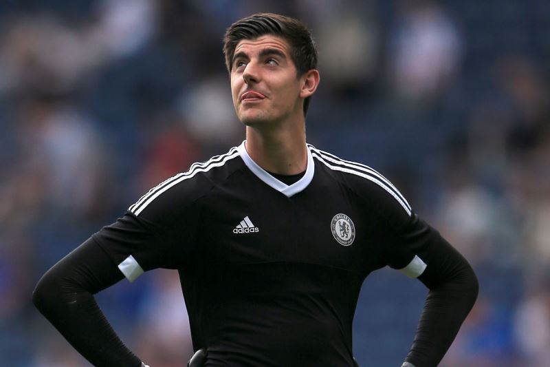 Fotbalisté Chelsea se na delší dobu zřejmě budou muset obejít bez brankářské jedničky Thibauta Courtoise. Fotbalisté Chelsea se na delší dobu zřejmě budou muset obejít bez brankářské jedničky Thibauta Courtoise.