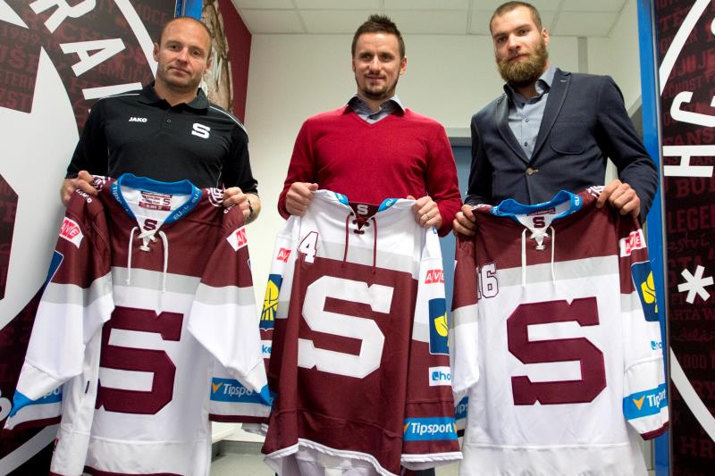 SPARTA PRAHALoni naši hitparádu dresů vyhráli. A i přes velké hledání chyb musí své prvenství obhájit. Sparta dlouhodobě inklinuje ke své historii, což se v minulé sezoně projevilo na změně velkého "S" na hrudi, které dostalo historičtější ráz. Jediným mínusem je velké množství bílé barvy v případě tmavé verze dresů - loni byly trikoty Sparty téměř komplet v klubové barvě - typicky rudé. Argument pro vítězství? Loga klubových sponzorů na ramenou nijak neruší celkový vzhled a na hrudi nenajdete jedinou reklamu. Známka TÝDNE: 1
Zdroj: www.hcsparta.cz SPARTA PRAHALoni naši hitparádu dresů vyhráli. A i přes velké hledání chyb musí své prvenství obhájit. Sparta dlouhodobě inklinuje ke své historii, což se v minulé sezoně projevilo na změně velkého "S" na hrudi, které dostalo historičtější ráz. Jediným mínusem je velké množství bílé barvy v případě tmavé verze dresů - loni byly trikoty Sparty téměř komplet v klubové barvě - typicky rudé. Argument pro vítězství? Loga klubových sponzorů na ramenou nijak neruší celkový vzhled a na hrudi nenajdete jedinou reklamu. Známka TÝDNE: 1
Zdroj: www.hcsparta.cz