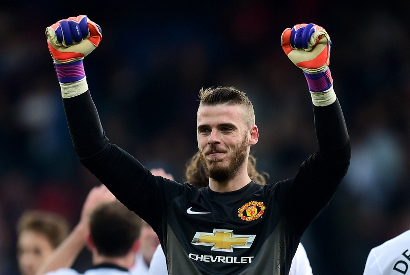 Španělský brankář David de Gea spojil svou budoucnost s Manchesterem United a podepsal novou čtyřletou smlouvu s opcí na další rok. Španělský brankář David de Gea spojil svou budoucnost s Manchesterem United a podepsal novou čtyřletou smlouvu s opcí na další rok.