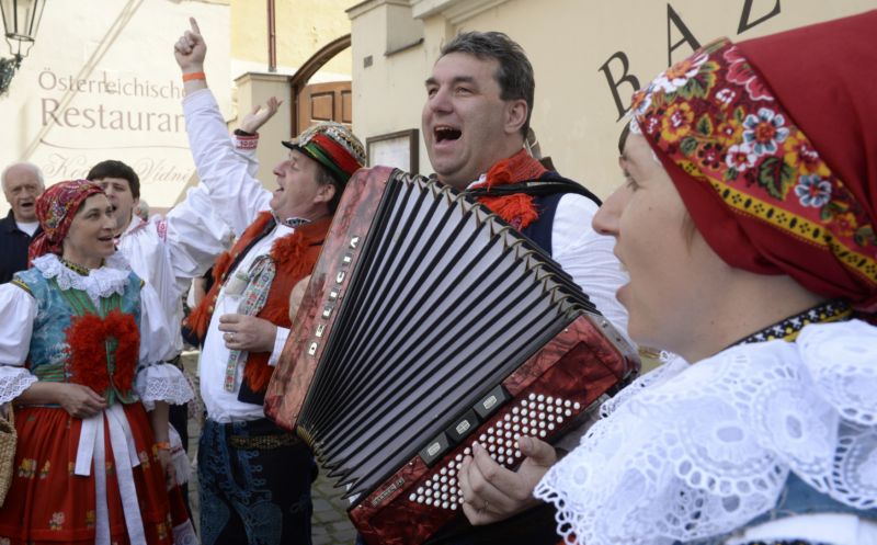 Folklorní kapely a soubory možná nebudou muset platit autorské poplatky za produkci lidových písní. 