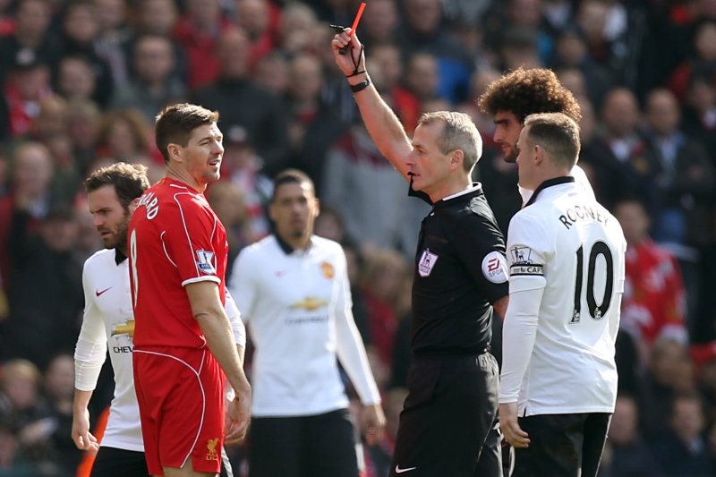 V posledním střetnutí viděla modla Liverpoolu červenou kartu.