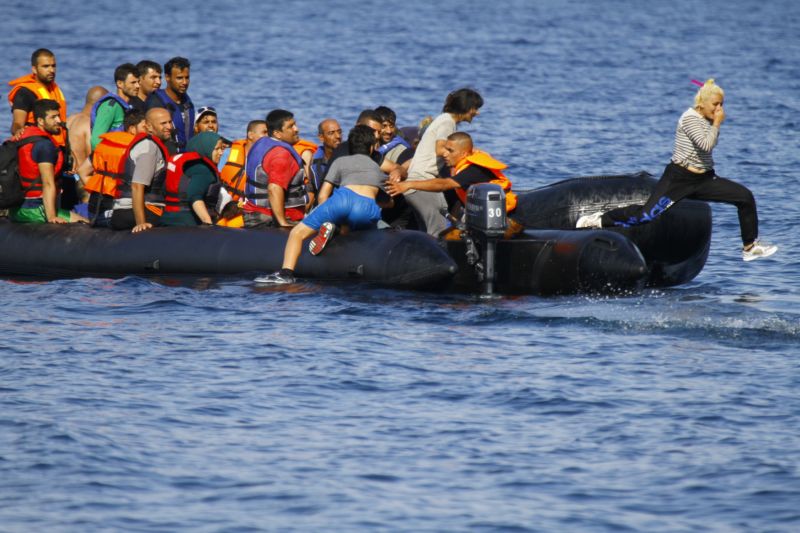 Uprchlíci ve člunu u řeckého ostrova Lesbos. 