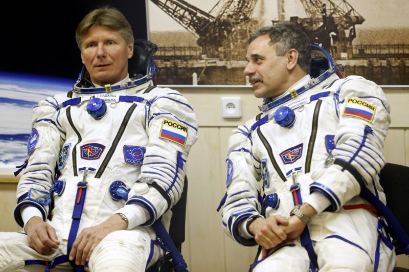 Ruští kosmonauti Gennady Padalka (vlevo) a Mikhail Korniyenko.