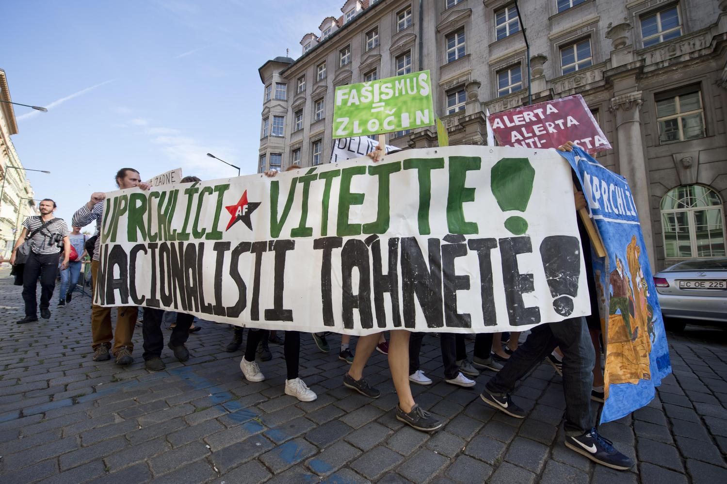 Účastníci shromáždění proti xenofobii se po zhruba hodinové demonstraci vydali na pochod Opletalovou ulici.
