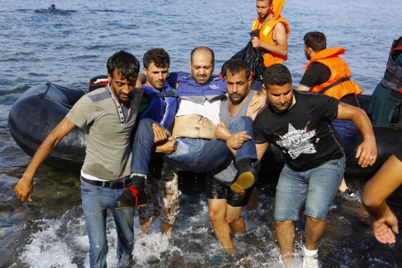 Uprchlíci často riskují i život, aby se do Evropy dostali. Vylodění uprchlíci u řeckého ostrova Lesbos.