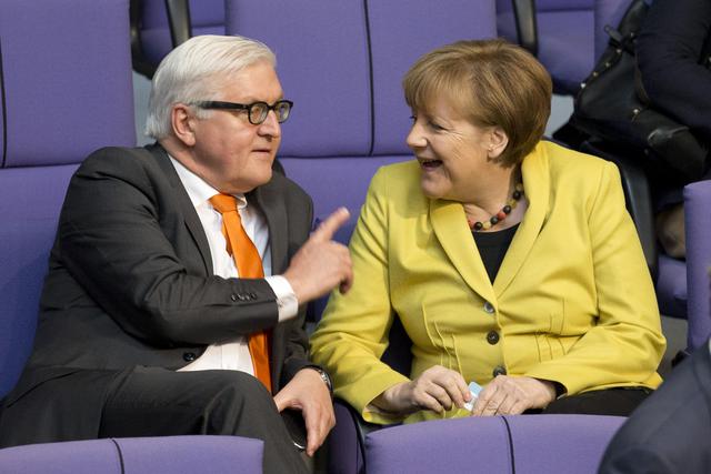 Německý ministr zahraničí Frank-Walter Steinmeier a kancléřka Angela Merkelová .