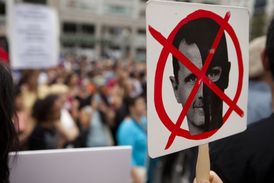 Nedělní protesty v New Yorku za větší solidartu s uprchlíky ze strany USA.