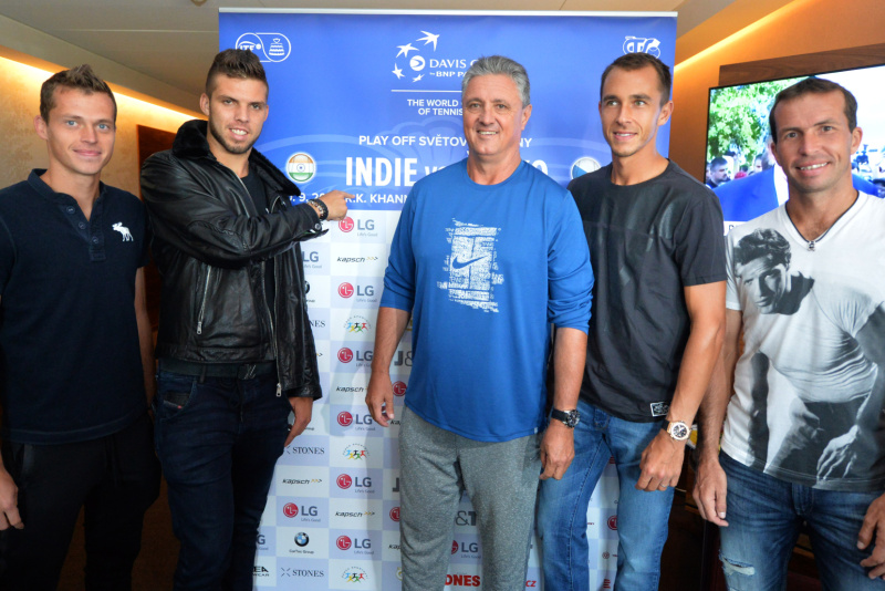 Čeští tenisté odletěli do Indie bojovat o setrvání v elitní skupině Davis Cupu.