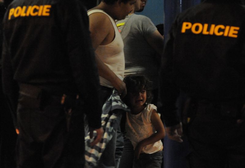 Uprchlíci a policie.