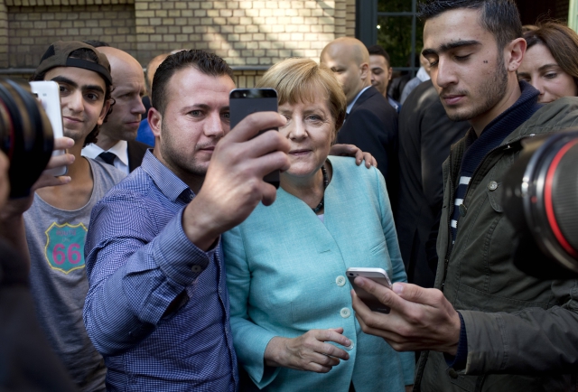 Angela Merkelová se fotografuje s migranty.