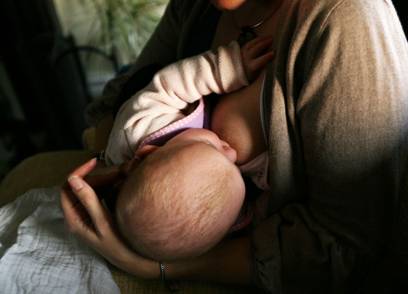 Děti kojené déle poté v pozdějším věku pijí méně cukrem slazené nápoje a jedí více ovoce a zeleniny. Děti kojené déle poté v pozdějším věku pijí méně cukrem slazené nápoje a jedí více ovoce a zeleniny.