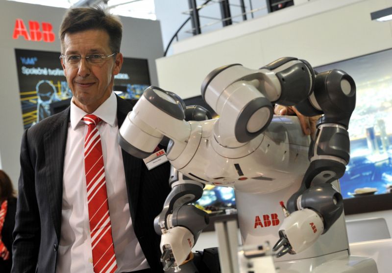 Na snímku pózuje Hannu Kasi, ředitel ABB, s robotem YuMi. Na snímku pózuje Hannu Kasi, ředitel ABB, s robotem YuMi.