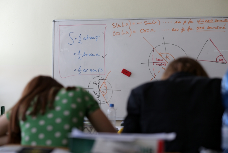 Studenti při zadání maturitních prací z matematiky (ilustrační foto).