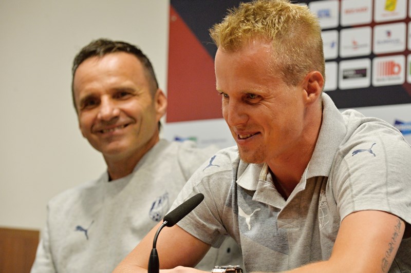 David Limberský (vpravo). David Limberský (vpravo).