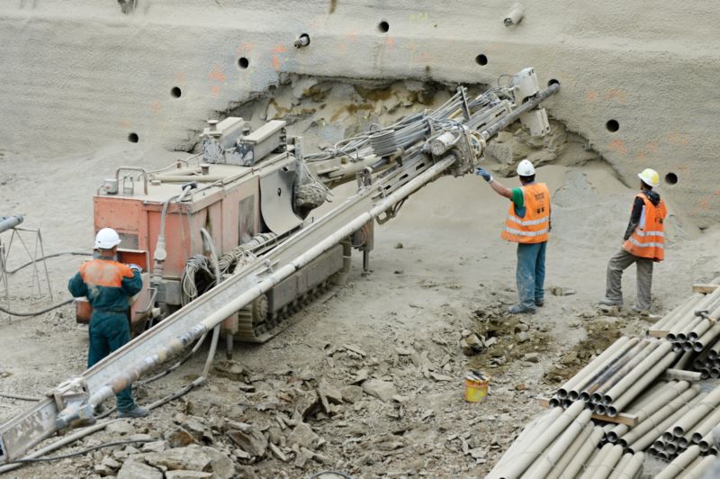 Stavba železničního tunelu u Plzně.