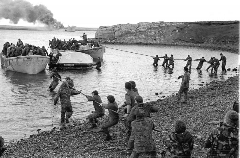 Argentinská invaze na falklandské ostrovy v roce 1982.