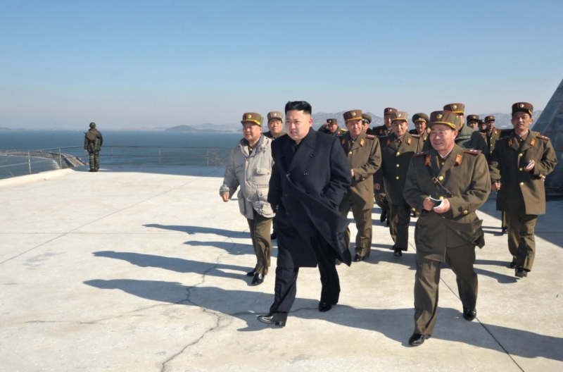 Kim Čong-un se severokorejskými vojáky (ilustrační foto).