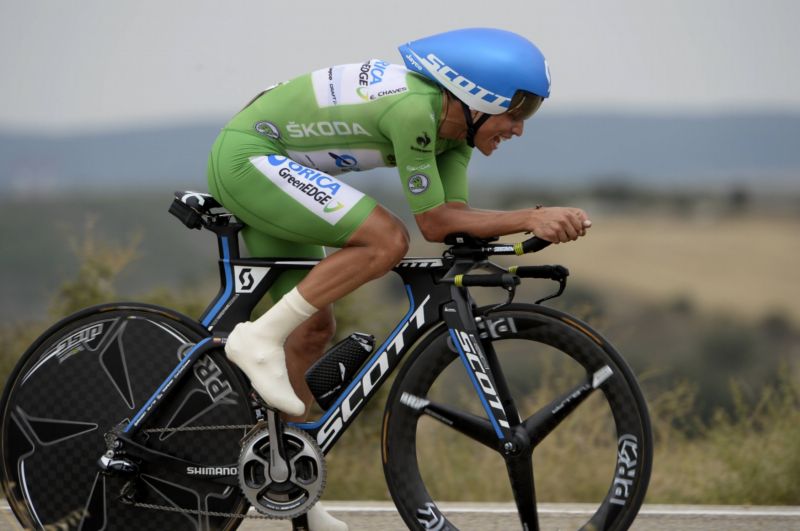 Závodník týmu Orica GreenEdge na závodním speciálu značky Scott. Závodník týmu Orica GreenEdge na závodním speciálu značky Scott.
