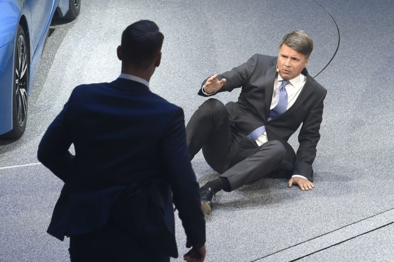 Na tradiční prezentaci BMW ve Frankfurtu měl šéf společnosti zdravotní problémy.