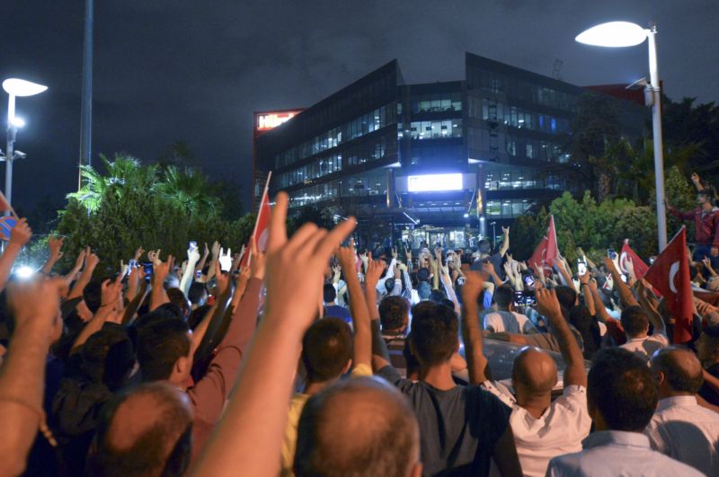 Demonstrace před sídlem listu Hurriyet v Istanbulu.
