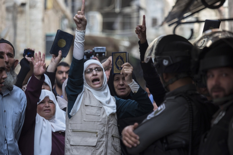 Palestinci při nedělních protestech v Jeruzalémě.