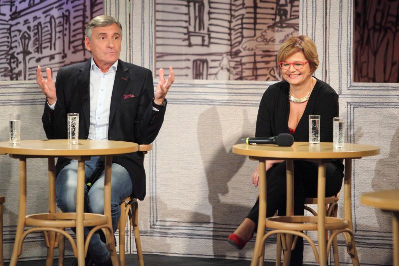 Andrlová a Čenský na jednom pódiu během natáčení barrandovského pořadu Sejdeme se na Cibulce.