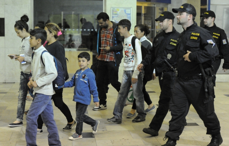 Policisté kontrolují uprchlíky na nádraží (ilustrační foto).