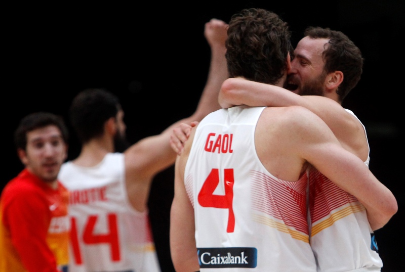 Radost basketbalistů Španělska.