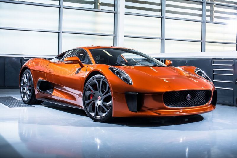 Supersportovní Jaguar C-X75 absolvuje honičku v ulicích Říma.