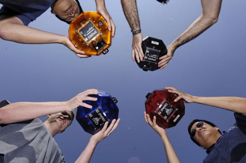 Soutěž Zero Robotics je určená pro středoškolské studenty.