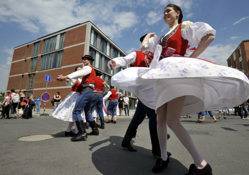 Taneční vystoupení folklorního souboru (ilustrační foto). Taneční vystoupení folklorního souboru (ilustrační foto).