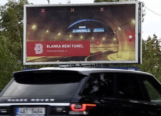 Reklamní kampaň má vysvětlit nesrovnalosti, které problematickou stavbu provázejí. Tunel ale čekají komplikace i po otevření.