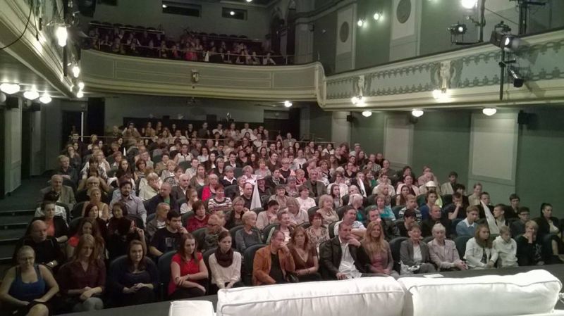 První večer v divadle po rekonstrukci. Natáčení spotu k oficiálnímu otevření 2. října. První večer v divadle po rekonstrukci. Natáčení spotu k oficiálnímu otevření 2. října.