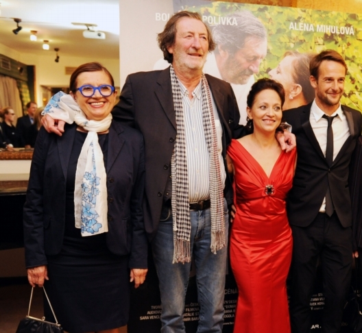 Herci a režisér filmu Domácí péče. Na snímku Zuzana Kronerová (zleva), Bolek Polívka, Alena Mihulová a Slávek Horák.