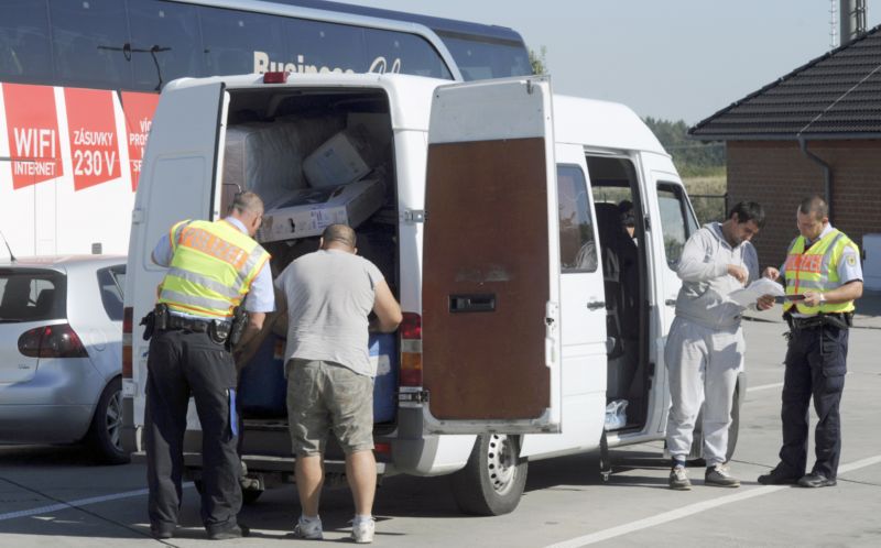Němečtí policisté kontrolují na dálnici A17 směrem na Drážďany vozidla jedoucí z České republiky. Němečtí policisté kontrolují na dálnici A17 směrem na Drážďany vozidla jedoucí z České republiky.