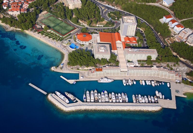 Grand Hotel Lav a přístav Grand Marina v Chorvatsku.