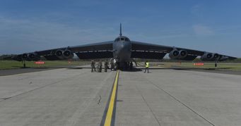 B-52 Stratofortress na runwayi.