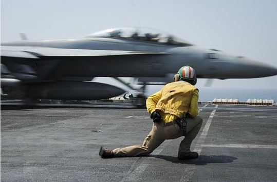 F/A-18F Super Hornet startuje k bombardování IS z letadlovky USS Theodore Roosevel.t