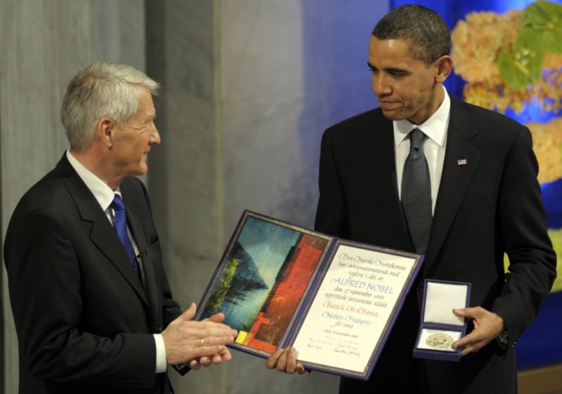 Barack Obama dostává Nobelovu cenu míru. Barack Obama dostává Nobelovu cenu míru.