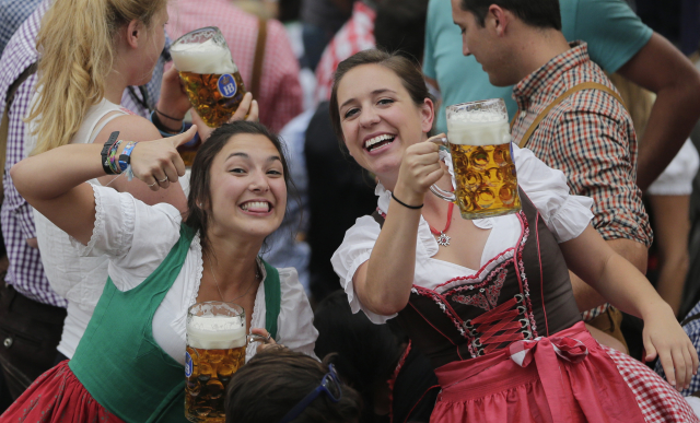 Úsměvy, dirndly, zlatavý mok. I děvčata to na Oktoberfestu dokážou rozjet.