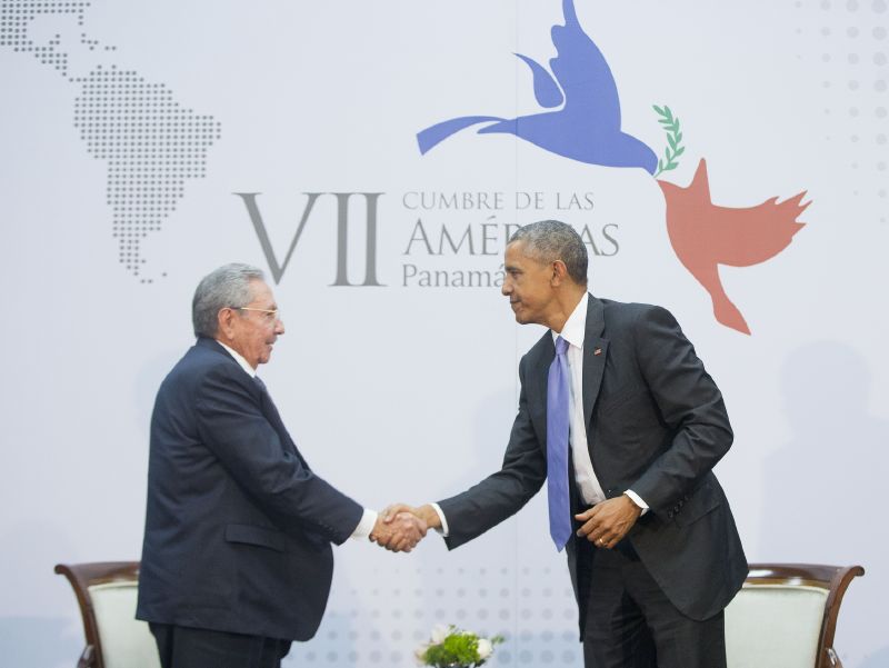 Kubánský prezident Raúl Castro (vlevo) s americkým protějškem Barackem Obamou.
