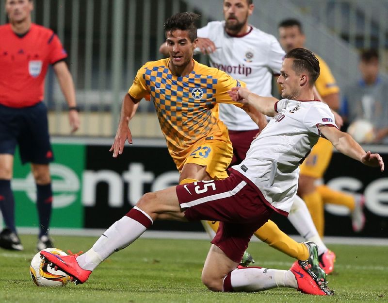 Mario Holek (v bílém dresu) ve skluzu proti Facundovi Bertogliovi.
