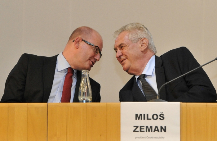 Bohuslav Sobotka a Miloš Zeman (vpravo).