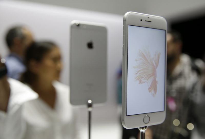 Nový iPhone 6S se bude v Číně prodávat v přepočtu za zhruba 24 tisíc korun. Nový iPhone 6S se bude v Číně prodávat v přepočtu za zhruba 24 tisíc korun.