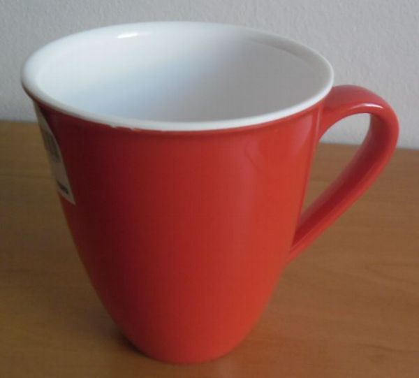 Hrnek se prodává v papírové krabičce a má červenou nebo zelenou barvu.